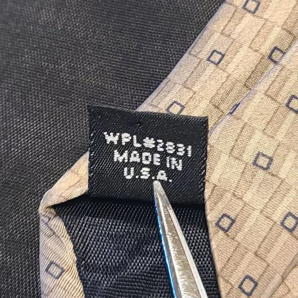 Jones New York Men's Tie 100% Imported Silk Made In USA Tan Geometric Pattern - Picture 4 of 10